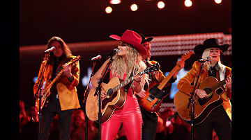 Lainey Wilson on stage